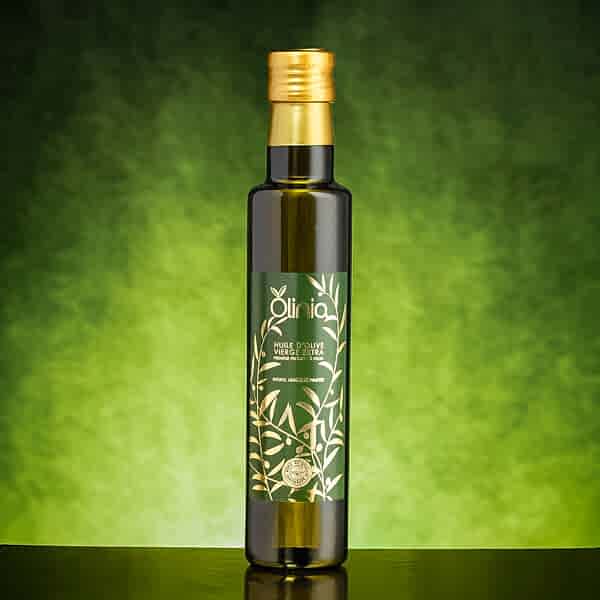 photo de produit créatif bouteille d'huile d'olive